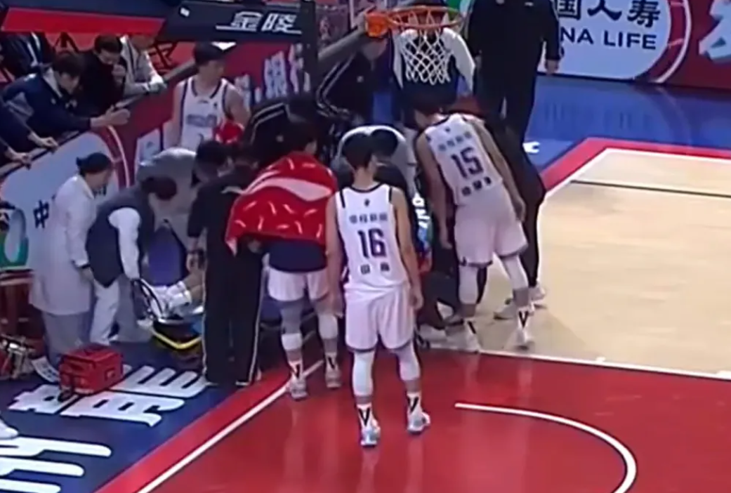 竞技宝电竞赛事-脖子扭伤！CBA广告牌又伤一人，需要做出改变！