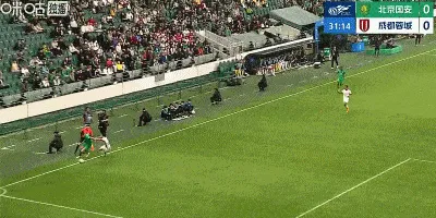 竞技宝首选平台-胡荷韬禁区边缘对王刚犯规，裁判出示黄牌警告